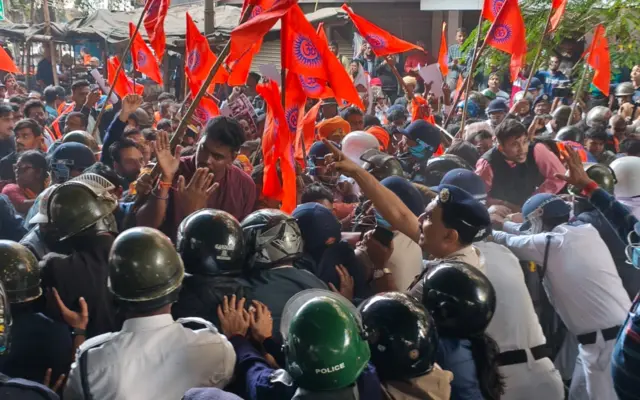 বিক্ষোভকারীরা ব্যারিকেড ভেঙে ফেললে পুলিশের সঙ্গে তাদের ধাক্কাধাক্কি হয়...