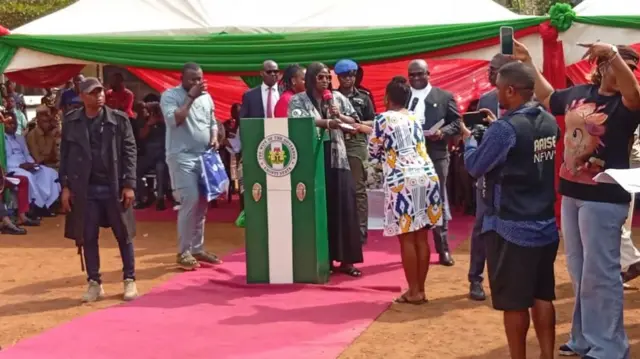 Nwunye Gọvanọ Ebonyi steeti bụ Mary Mauduline Uzoamaka Nwifuru na mmemme o ji anabata ndị a tọhapụrụ na mkpọrọ.