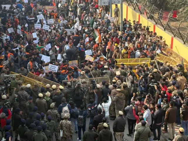 পুলিশ ব্যারিকেড দিয়ে বিক্ষোভকারীদের আটকে দেয়