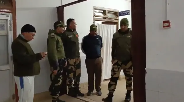 ধর্মনগর হাসপাতালে বিএসএফে'র কয়েকজন সদস্য দাঁড়িয়ে আছেন