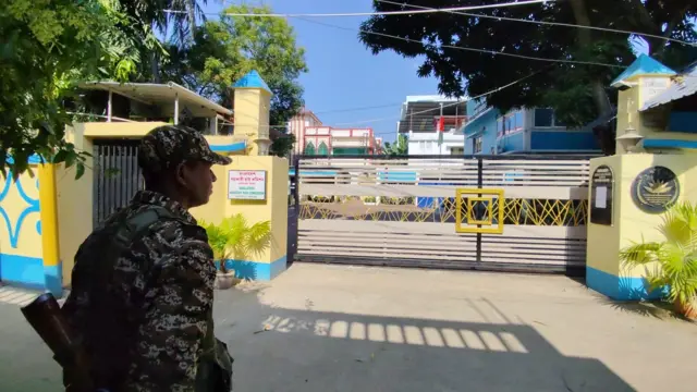 ত্রিপুরা স্টেট রাইফেলস এবং পুলিশ ছাড়াও কেন্দ্রীয় রিজার্ভ পুলিশ বাহিনীর সদস্যদেরও মোতায়েন করা হয়েছে