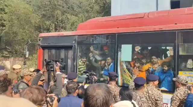 বিক্ষোভকারীদের বাস সরিয়ে দেয় পুলিশ