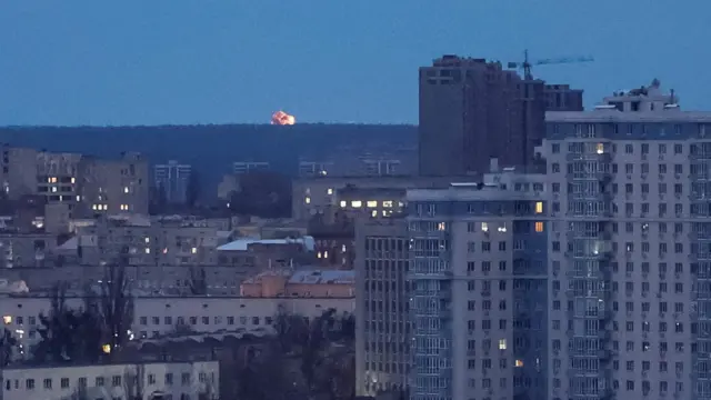 Панорама города с многоэтажными здания и вспышка вдали