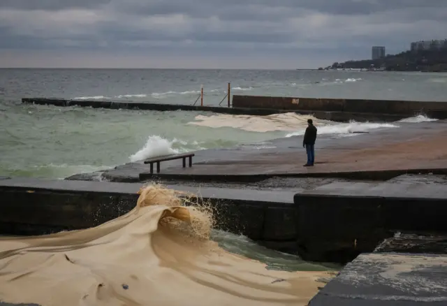 Масляное пятно на пляже в Одессе