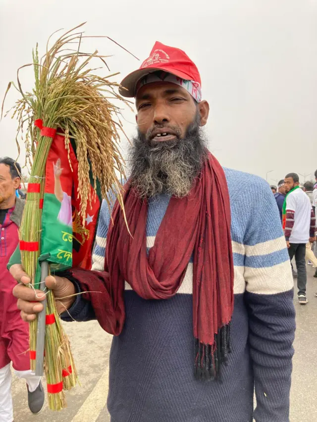 ধানের শীষ হাতে বিএনপি সমর্থক