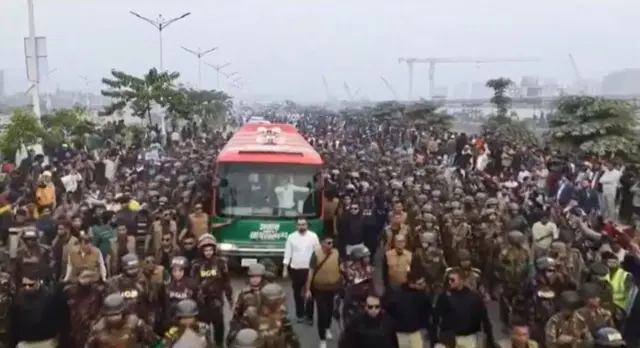 সংবর্ধনাস্থল থেকে ওই বাসে করেই এভারকেয়ার হাসপাতালের দিকে রওনা হন তারেক রহমান