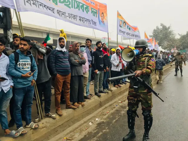 সড়কে সেনাবাহিনী মোতায়েন রয়েছে