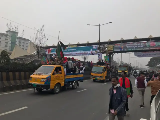 পিকআপ ভ্যানে, হেঁটে সংবর্ধনাস্থলে যাচ্ছেন বিএনপি নেতাকর্মীরা