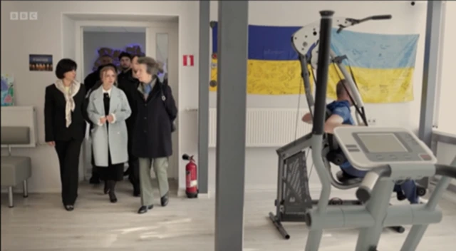 принцесса Анна в центре реабилитации украинских раненых солдат