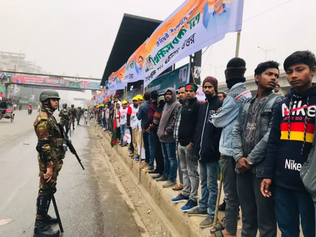 ঢাকার রাস্তার মোড়ে মোড়ে ওভারব্রিজে পুলিশ ও সেনা সদস্যদের সতর্ক অবস্থান রয়েছে।