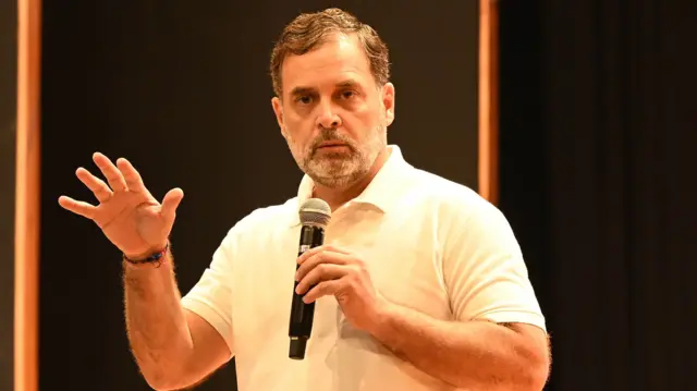 राहुल गांधी एक प्रेस कॉन्फ़ेंस में बोलते हुए