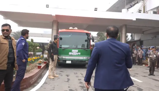 'সবার আগে বাংলাদেশ' স্লোগান লেখা বাসে করে বিমানবন্দর থেকে ৩০০ ফিটে সংবর্ধনাস্থলের দিকে যাচ্ছেন তারেক রহমান