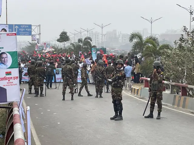 কুড়িল থেকে নেতা-কর্মীরা মিছিল নিয়ে মূল মঞ্চের দিকে যাচ্ছেন