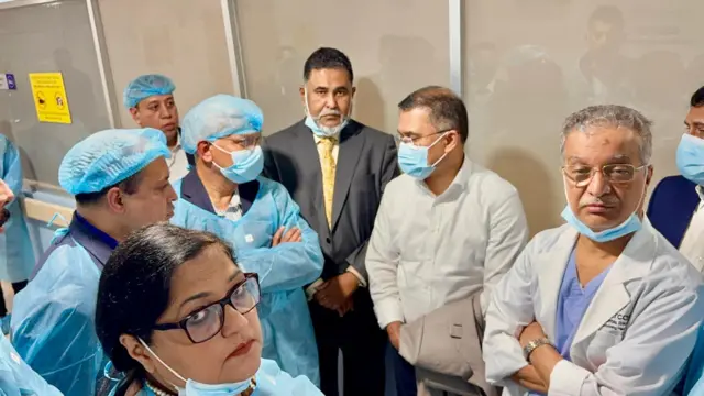 হাসপাতালে মায়ের চিকিৎসার খোঁজখবর নেন তারেক রহমান