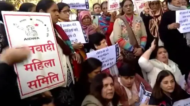 दिल्ली हाई कोर्ट के बाहर प्रदर्शन