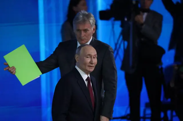 Песков и Путин во время ежегодной «прямой линии», 19 февраля