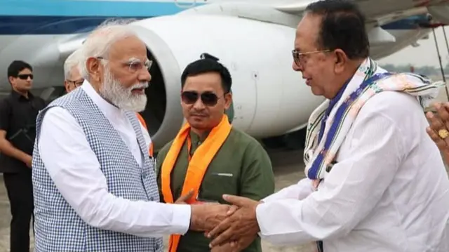 पीएम मोदी के साथ बिस्व बंधु सेन