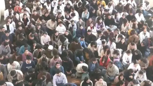 हड़ताल पर बैठे डॉक्टर