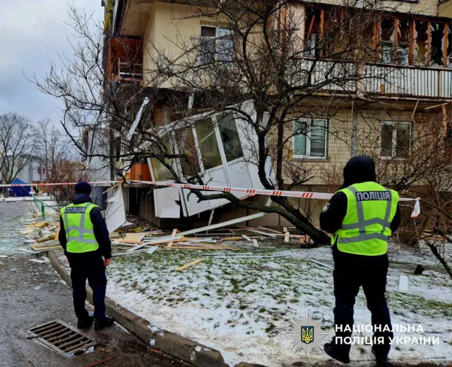 При атаке в Киеве пострадали многоквартирные дома, в том числе высотные