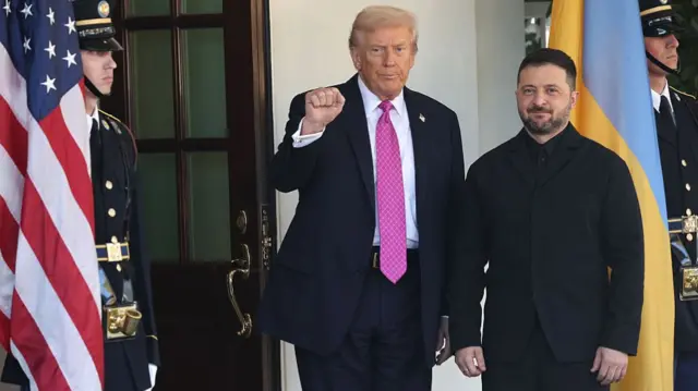 Foto oge Onyeisiala Donald Trump nabatara Onyeisiala Yukren Volodymyr Zelensky n'ọgbakọ ha nwere n'obi ọchịchị White House in Washington, DC, n'Ọktoba 17, 2025.