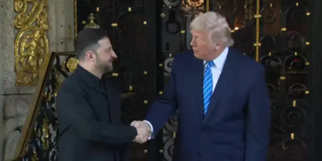 Зеленский и Трамп пожимают руки