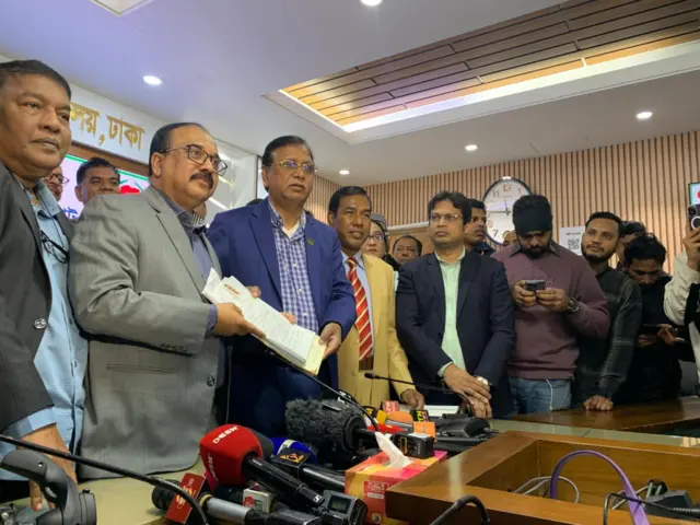ঢাকা-১৭ আসনে তারেক রহমানের পক্ষে মনোনয়ন জমা দিয়েছেন বিএনপি নেতা আব্দুস সালাম
