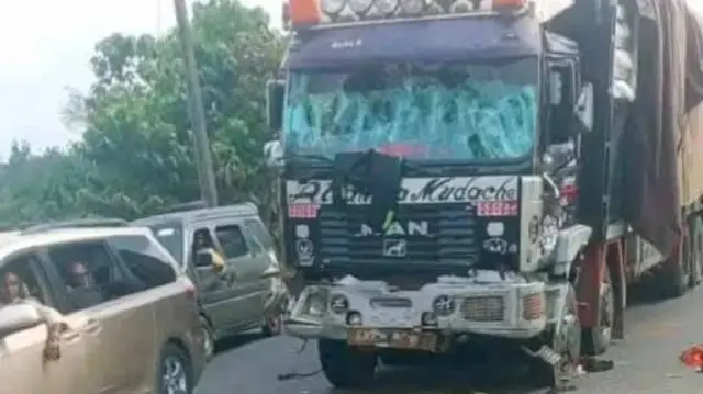 Ndị mmadụ ji ụgbọala ha na-agafee dịka ụgbọala gwaongworo so n'ihe mberede okoproụzọ nọ n'etiti ụzọ