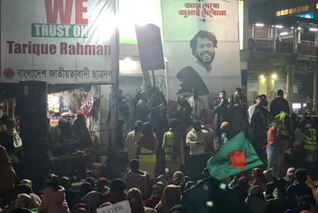 হাদি হত্যাকাণ্ডের বিচারের দাবিতে শাহবাগ অবরোধ