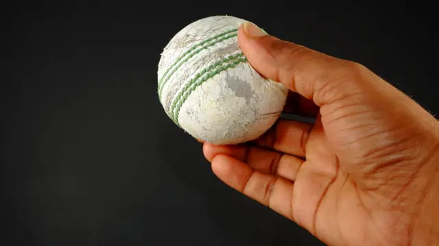 क्रिकेट गेंद