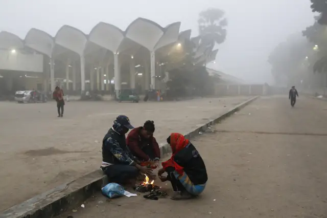 শীতে আগুন পোহাচ্ছে মানুষ