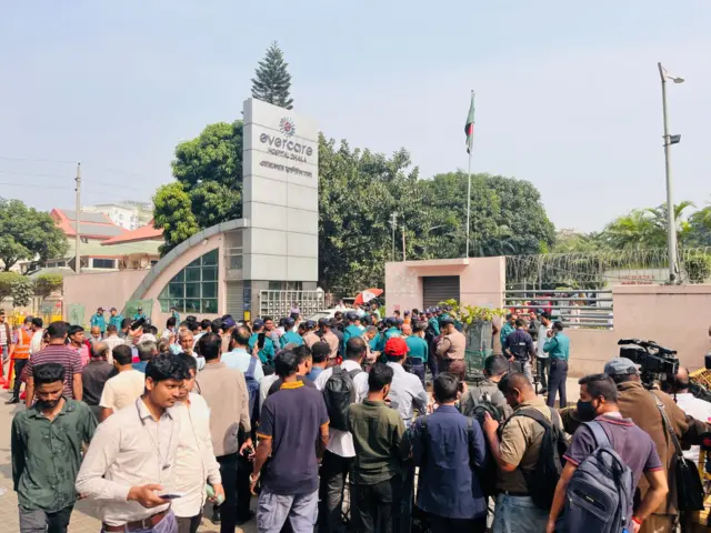 এভারকেয়ার হাসপাতালের সামনে মানুষের ভিড়