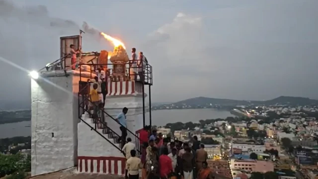 திருப்பரங்குன்றம் மலையின் உச்சி பிள்ளையார் கோவிலில் கார்த்திகை தீபம் ஏற்றப்பட்டது