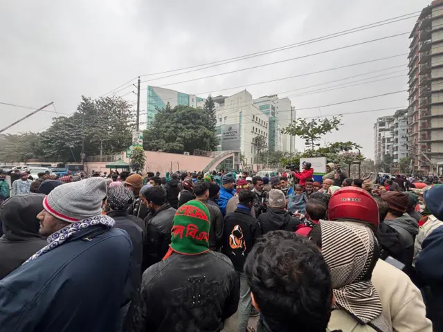 হাসপাতালের গেটে মানুষের ভিড়