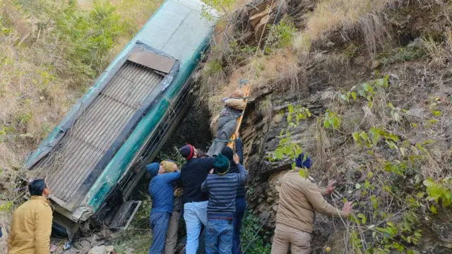 अल्मोड़ा में बस हादसा