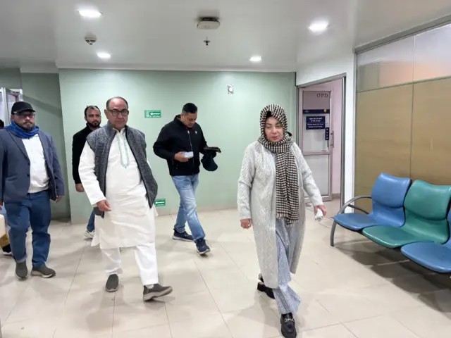 খালেদা জিয়ার মৃত্যুর খবরে স্ত্রী আফরোজা আব্বাসকে সঙ্গে নিয়ে সকালে এভারকেয়ার হাসপাতালে আসেন বিএনপির স্থায়ী কমিটির সদস্য মির্জা আব্বাস।