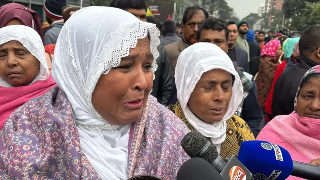 হাসপাতালের সামনে জড়ো হওয়া অনেকেই কান্নায় ভেঙে পড়েন