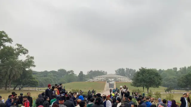 ঢাকার শেরে বাংলা নগরের জিয়াউর রহমানের কবরের পাশেই দাফন করা হবে খালেদা জিয়াকে