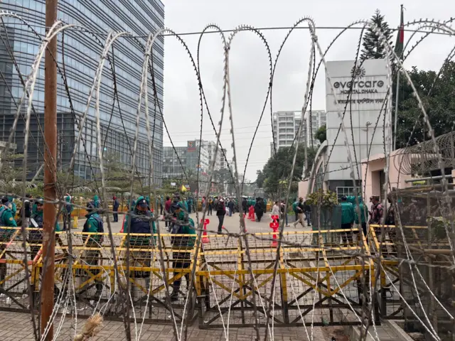 হাসপাতালের মূল ফটকের সামনের ছবি