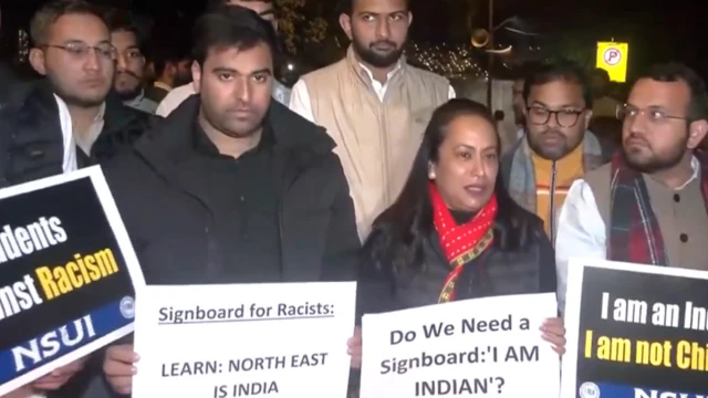दिल्ली में एनएसयूआई का कैंडल मार्च