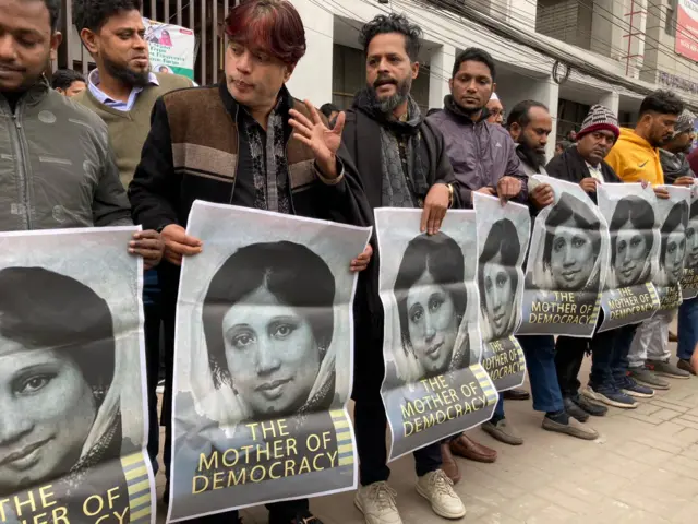 খালেদা জিয়ার মৃত্যুর পর এভারকেয়ার হাসপাতালের সামনে বিএনপির কর্মী-সমর্থকরা