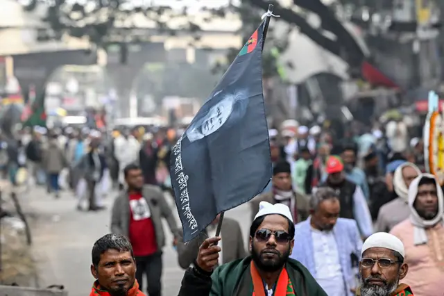 খালেদা জিয়াকে শ্রদ্ধা জানাতে মানুষের ঢল