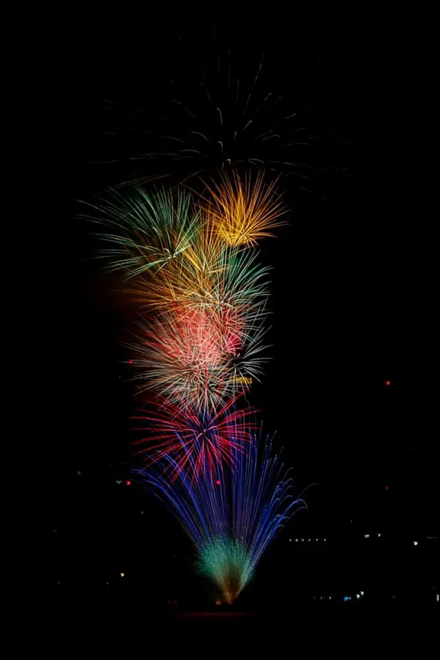 ብውቁብ ብርሃናት ዝገረመ ሰማያት ርእሰከተማ ሃኖይ