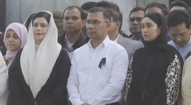 তারেক রহমানের এক পাশে স্ত্রী জোবাইদা রহমান ও অন্য পাশে মেয়ে জাইমা রহমান