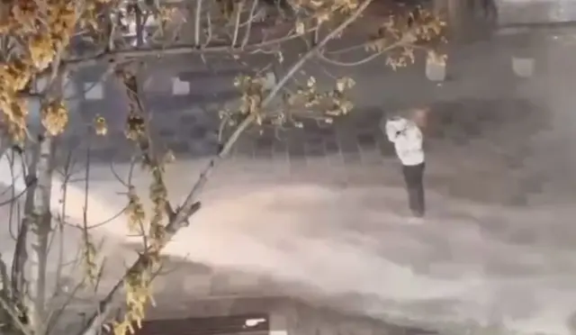 در یکی از ویدیوها جوانی که در برابر ماشین آب‌پاش می‌ایستد و سپس معترض دیگری به او می‌پیوندد