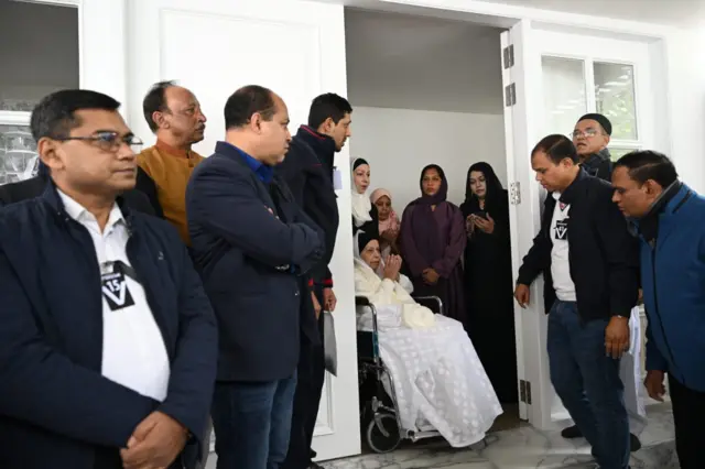 খালেদা জিয়ার জন্য দোয়া করছেন তার স্বজন ও নেতা-কর্মীরা