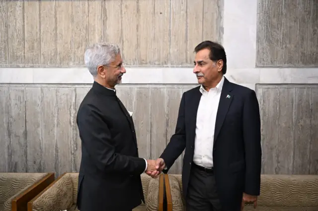 ভারতের পররাষ্ট্রমন্ত্রী এস. জয়শঙ্কর এবং পাকিস্তানের জাতীয় পরিষদের স্পিকার সরদার আয়াজ সাদিক