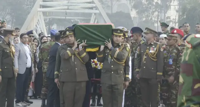 রাষ্ট্রীয় মর্যাদায় দাফন করা হয় খালেদা জিয়াকে