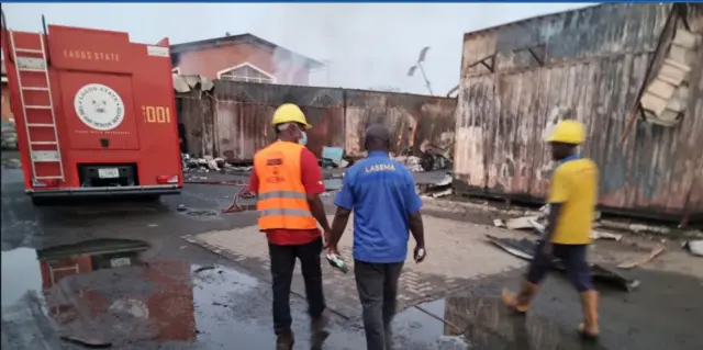 Ndị ọrụ mgbanyụ ọkụ bịara n'ebe ọkụ gbara nArena Mall dị n'Oshodi Leg os na mgbede Tuzde