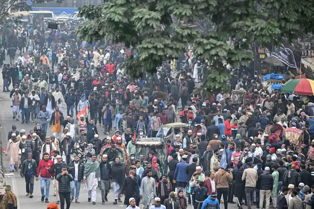 খালেদা জিয়াকে শ্রদ্ধা জানাতে মানুষের ঢল