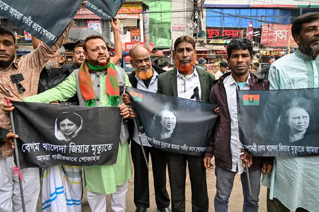 খালেদা জিয়াকে শ্রদ্ধা জানাতে মানুষের ঢল